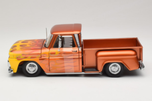 Chevrolet C-10 Stepside Pickup Lowrider Oranžen s Plamenom Sun Star 1:18 1392 Kovina – slika 3 od 6