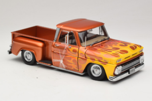 Chevrolet C-10 Stepside Pickup Lowrider Oranžen s Plamenom Sun Star 1:18 1392 Kovina – slika 4 od 6