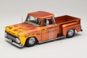 Chevrolet C-10 Stepside Pickup Lowrider Oranžen s Plamenom Sun Star 1:18 1392 Kovina