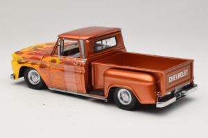 Chevrolet C-10 Stepside Pickup Lowrider Oranžen s Plamenom Sun Star 1:18 1392 Kovina – slika 5 od 6