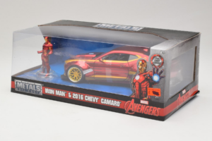 Chevrolet Camaro Iron Man S Figurico Metals Diecast 1:24 99724 Kovina – slika 3 od 3