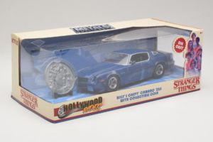 Chevrolet Camaro Z28 Stranger Things With Collectible Coin Metals Diecast 1:24 31110 Kovina – slika 2 od 3