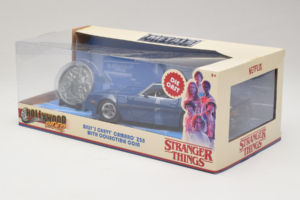Chevrolet Camaro Z28 Stranger Things With Collectible Coin Metals Diecast 1:24 31110 Kovina – slika 3 od 3