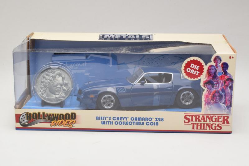 Chevrolet Camaro Z28 Stranger Things With Collectible Coin Metals Diecast 1:24 31110 Kovina