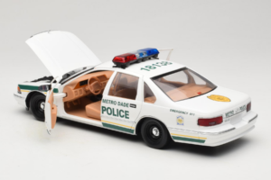 Chevrolet Caprice Metro Dade Policija UT Models 1:18 21024 Kovina – slika 5 od 8
