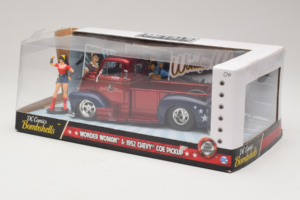 Chevrolet COE Pickup Wonder Woman With Figure Metals Diecast 1:24 30453 Kovina – slika 3 od 3