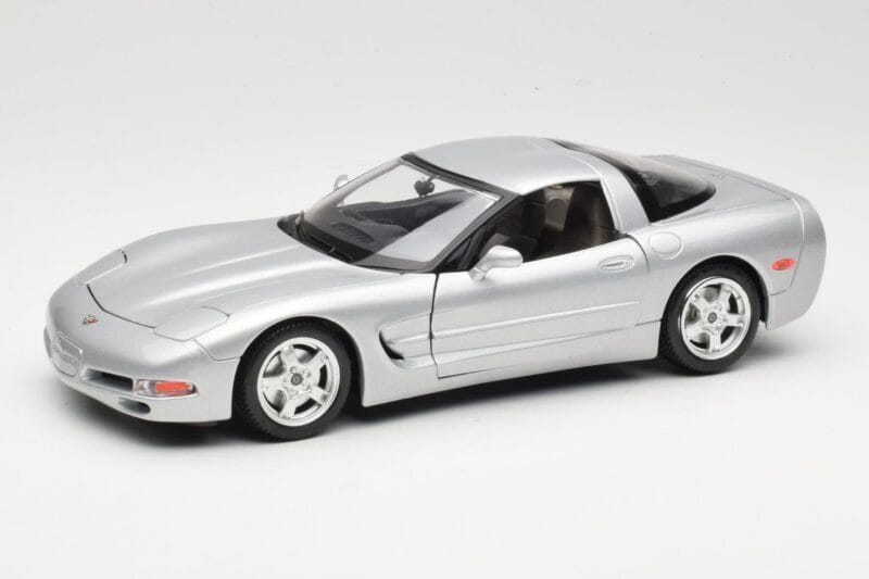 Chevrolet Corvette C5 Srebrna Bburago 1:18 3056 Kovina
