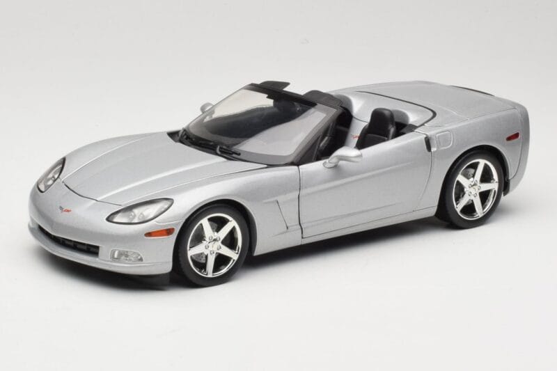 Chevrolet Corvette C6 Kabriolet Srebrn Hot Wheels 1:18 B6052 Kovina