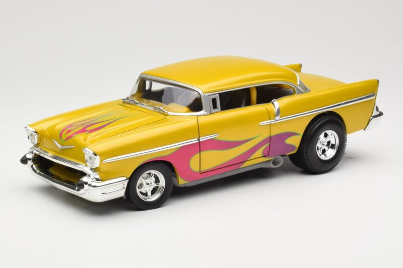 Chevrolet Custom Rumen s Plamenom Hot Wheels 1:18 21356 Kovina