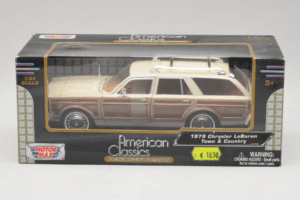 Chrysler LeBaron Town & Country Bež Motormax 1:24 MM7331BG Kovina