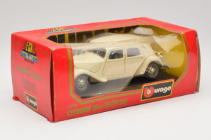 Citroen 15CV Traction Avant Bež Bburago 1:24 1501-B1 Kovina – slika 2 od 3