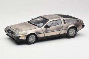 DeLorean DMC-12 LK Srebrna Sun Star 1:18 2701 Kovina