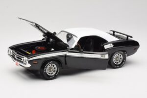 Dodge Challenger R/T Črn & Bel ERTL 1:18 36549 Kovina – slika 2 od 8