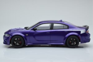 Dodge Charger Super Bee Vijoličen GT Spirit 1:18 GT895 Smola – slika 3 od 6