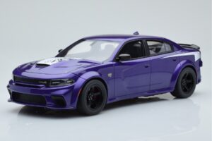 Dodge Charger Super Bee Vijoličen GT Spirit 1:18 GT895 Smola