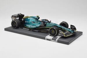 Aston Martin AMR22 Aramco #5 S. Vettel Abu Dhabi GP 2022 Last Race Collector's Edition Minichamps 1:18 117222205 Smola – slika 4 od 7