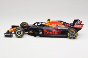 Aston Martin Red Bull Racing RB16 #33 M. Verstappen Abu Dhabi GP Winner 2020 Minichamps 1:18 110201733 Kovina – slika 3 od 7