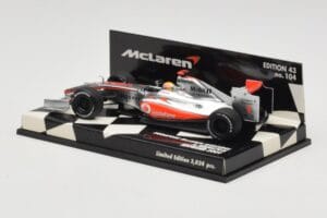 McLaren Mercedes MP4-24 #1 L. Hamilton Showcar 2009 Minichamps 1:43 530094371 Kovina – slika 3 od 5