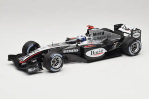 McLaren MP4/19 Mercedes D. Coulthard F1 2004 Minichamps 1:18 530041805 Kovina