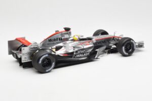 McLaren Mercedes MP4-21 #4 J.P. Montoya F1 2006 Minichamps 1:18 530061804 Kovina – slika 2 od 6