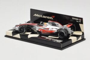 McLaren Mercedes MP4-23 #22 L. Hamilton Race Car 2008 Minichamps 1:43 530084322 Kovina – slika 3 od 5