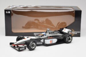 McLaren MP4/13 #8 M. Hakkinen F1 World Champion 1998 Minichamps 1:18 18690008 Kovina – slika 6 od 7