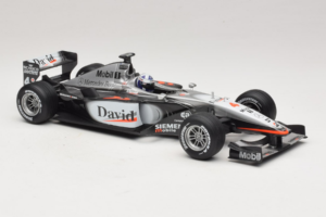 McLaren MP4-16 Mercedes #3 D. Coulthard F1 2001 Hot Wheels 1:18 50199 Kovina – slika 4 od 6