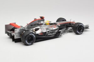 McLaren MP4-25 Mercedes #2 L. Hamilton Showcar 2010 Minichamps 1:18 110100006-R1 Kovina – slika 2 od 6