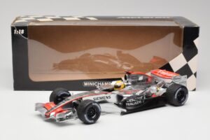 McLaren MP4-25 Mercedes #2 L. Hamilton Showcar 2010 Minichamps 1:18 110100006-R1 Kovina – slika 6 od 6