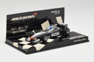 McLaren MP4/98T 2-Seater M. Hakkinen / E. Hakkinen F1 2000 Minichamps 1:43 530984378 Kovina – slika 2 od 4