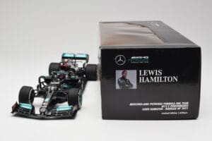 Mercedes AMG W12 #44 L. Hamilton Bahrain GP 2021 Minichamps 1:18 110210144 Kovina – slika 7 od 7