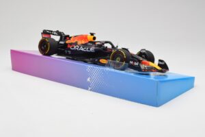 Red Bull Racing RB18 #1 M. Verstappen Winner Miami GP 2022 Minichamps 1:18 113220501 Kovina – slika 4 od 7