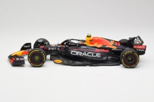 Oracle Red Bull Racing RB18 #11 S. Perez Abu Dhabi GP 2022 Minichamps 1:18 110222211 Kovina – slika 3 od 7