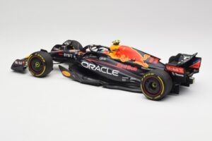 Oracle Red Bull Racing RB18 #11 S. Perez Abu Dhabi GP 2022 Minichamps 1:18 110222211 Kovina – slika 5 od 7