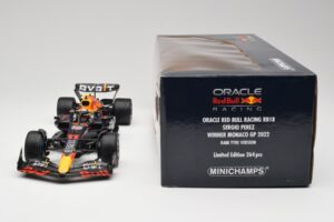 Oracle Red Bull Racing RB18 #11 S. Perez Monaco GP Winner Rain Tyre Version 2022 Minichamps 1:18 110222711 Kovina – slika 6 od 7