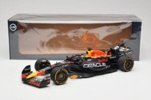 Oracle Red Bull Racing RB19 #1 M. Verstappen Winner Abu Dhabi GP 2023 Minichamps 1:18 110232301 Kovina – slika 7 od 7
