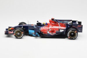Red Bull Racing RB6 #6 M. Webber F1 Showcar 2010 Minichamps 1:18 150100076 Kovina – slika 3 od 6