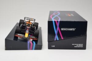 Oracle Red Bull Racing RB19 #33 M. Verstappen Miami GP 2023 Case Edition Minichamps 1:18 113233501 Smola – slika 6 od 7