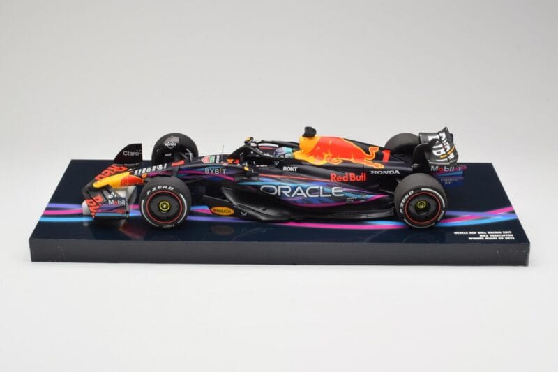 Oracle Red Bull Racing RB19 #33 M. Verstappen Miami GP 2023 Case Edition Minichamps 1:18 113233501 Smola