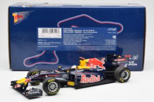 Red Bull Racing Renault RB6 #5 S. Vettel F1 World Champion Showcar 2010 Minichamps 1:18 150100075 Kovina – slika 6 od 6