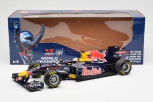 Red Bull Racing Renault RB7 #1 S. Vettel F1 World Champion Showcar 2011 Minichamps 1:18 113110271 Kovina – slika 6 od 6