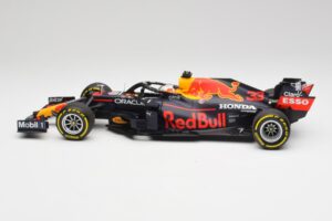 Red Bull RB16B #33 M. Verstappen Emilia Romagna GP Winner Mid Race Tyres 2021 Minichamps 1:18 110210133 Kovina – slika 3 od 7