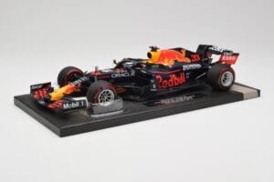 Red Bull RB16B #33 M. Verstappen Abu Dhabi GP 2021 Winner Missing Figurine & Pitboard Minichamps 1:18 113212333 Smola – slika 2 od 7