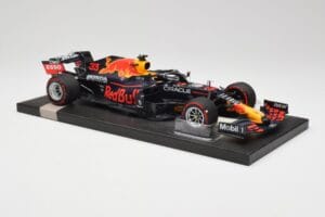 Red Bull RB16B #33 M. Verstappen Abu Dhabi GP 2021 Winner Missing Figurine & Pitboard Minichamps 1:18 113212333 Smola – slika 4 od 7
