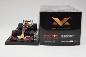Red Bull RB16B #33 M. Verstappen Abu Dhabi GP 2021 Winner Missing Figurine & Pitboard Minichamps 1:18 113212333 Smola – slika 6 od 7