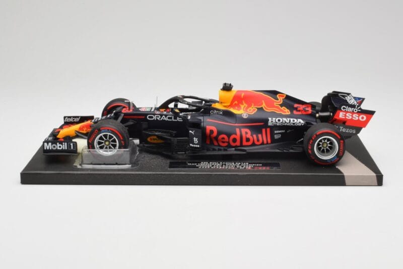 Red Bull RB16B #33 M. Verstappen Abu Dhabi GP 2021 Winner Missing Figurine & Pitboard Minichamps 1:18 113212333 Smola