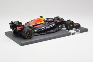 Red Bull RB18 #1 M. Verstappen Japan GP Winner No Figure 2022 Minichamps 1:18 113221801B Kovina – slika 3 od 7