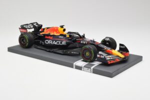 Red Bull RB18 #1 M. Verstappen Japan GP Winner No Figure 2022 Minichamps 1:18 113221801B Kovina – slika 4 od 7