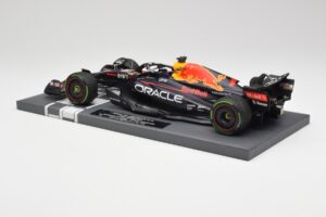 Red Bull RB18 #1 M. Verstappen Japan GP Winner No Figure 2022 Minichamps 1:18 113221801B Kovina – slika 5 od 7