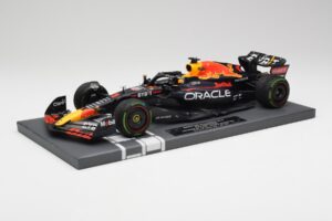 Red Bull RB18 #1 M. Verstappen Japan GP Winner No Figure & Pitboard 2022 Minichamps 1:18 113221801FB Kovina – slika 2 od 7
